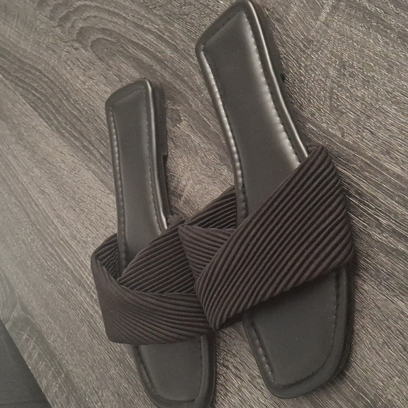 Black Slide On Sandals- W Sz 9 - Picture 2 of 5